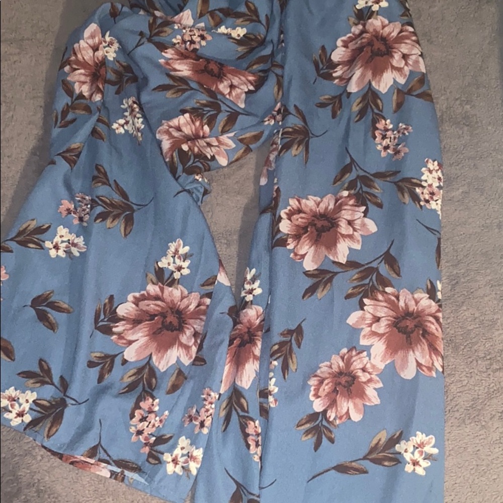 Floral romper. - Picture 3 of 3